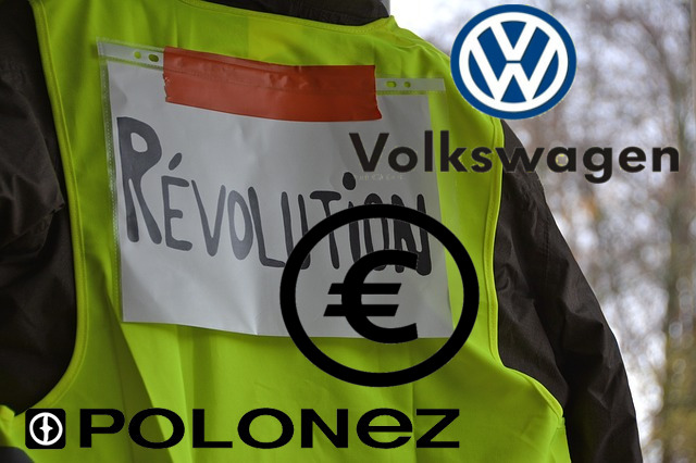 Plecy żółtej kamizelki z napisem po francusku rewolucja, symbol euro oraz loga i nazwy marek samochodów volkswagen i polonez