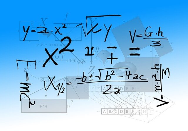 różne operacje matematyczne czarnym kolorem na niebiesko-białym tle